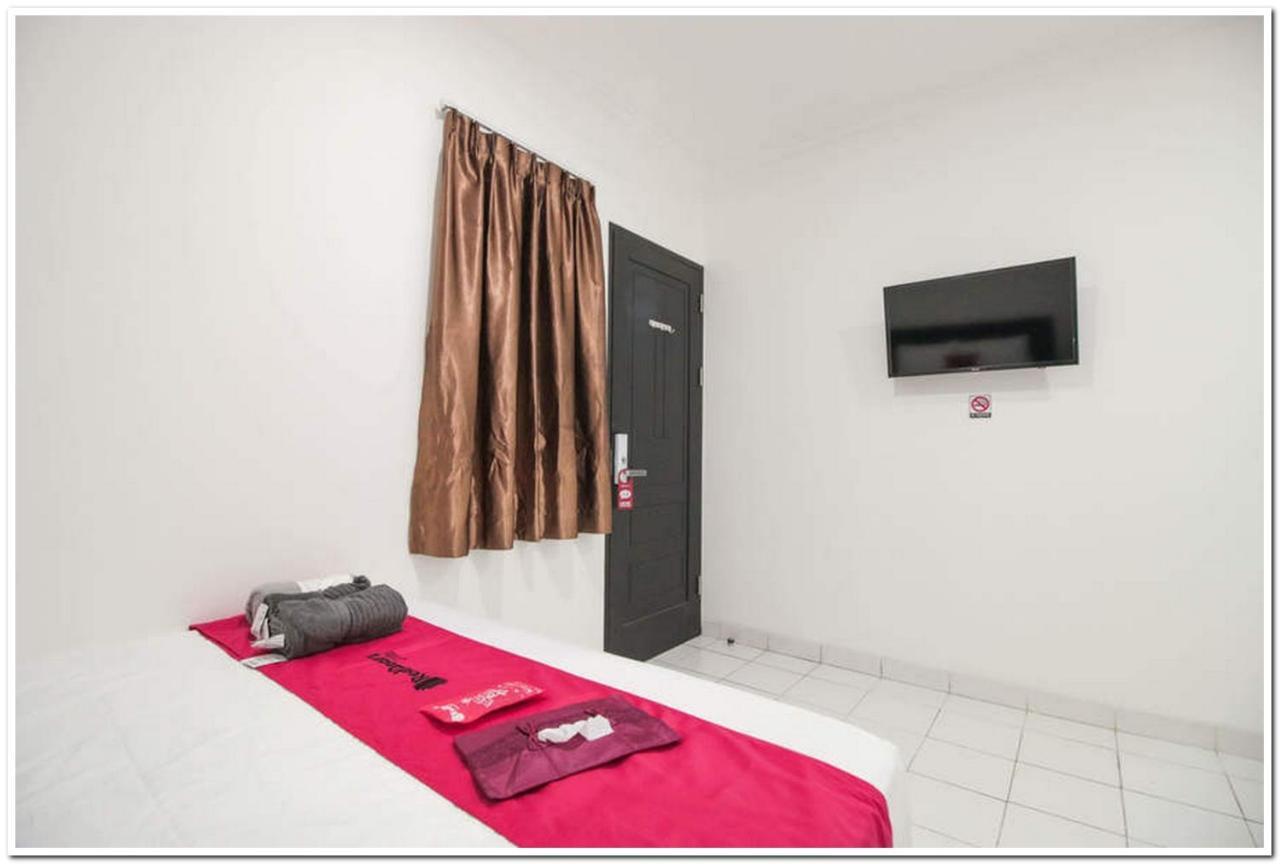 Reddoorz @ Ruko Itc Roxy Mas Hotel Джакарта Екстериор снимка